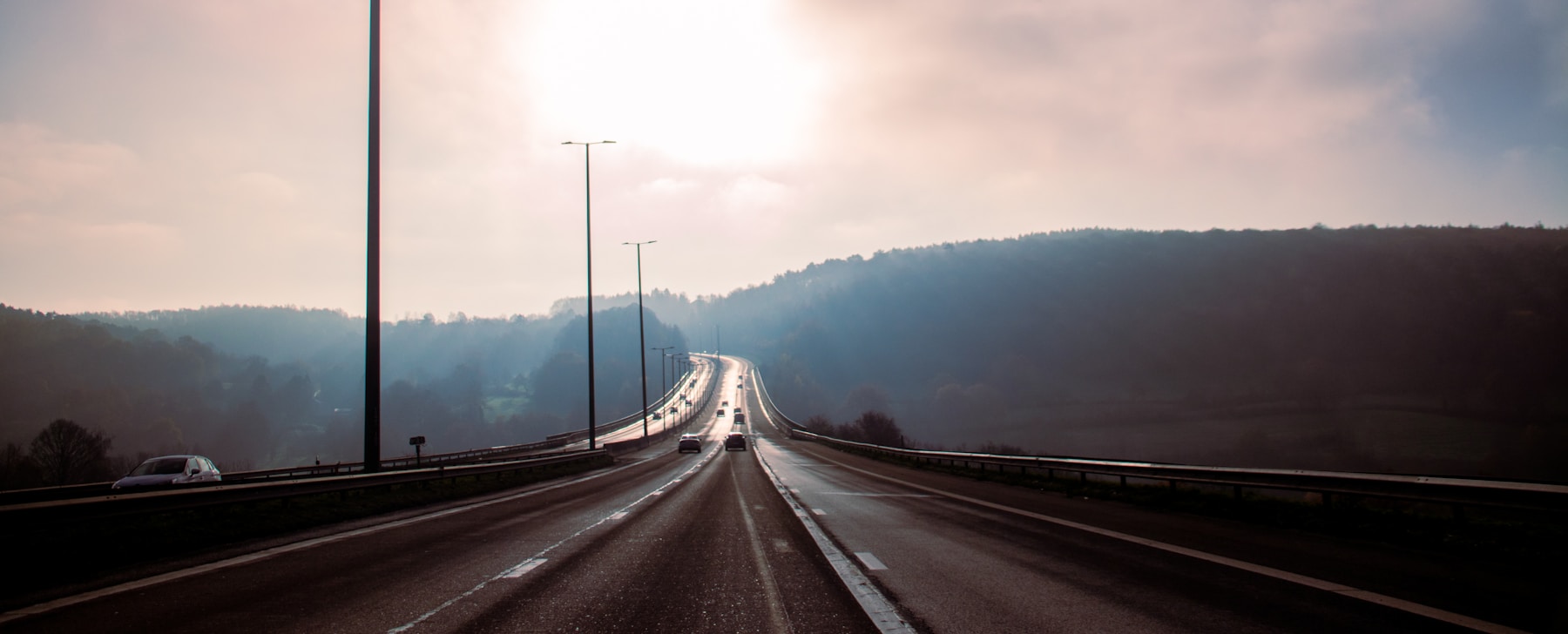 Route et ciel en Belgique